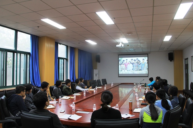 与会人员共同观看学院宣传片 魏孟吉摄影 与会人员共同观看学院宣传片 魏孟吉摄影