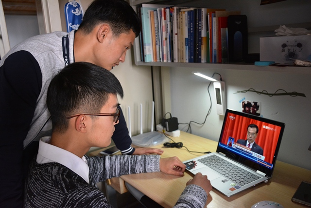 学生在宿舍观看直播 李博一摄影 学生在宿舍观看直播 李博一摄影