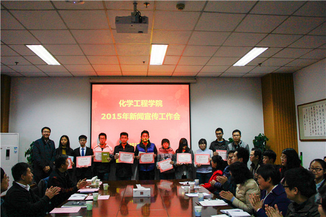 为获得新闻宣传先进个人的学生颁奖 孙运景摄影 为获得新闻宣传先进个人的学生颁奖 孙运景摄影