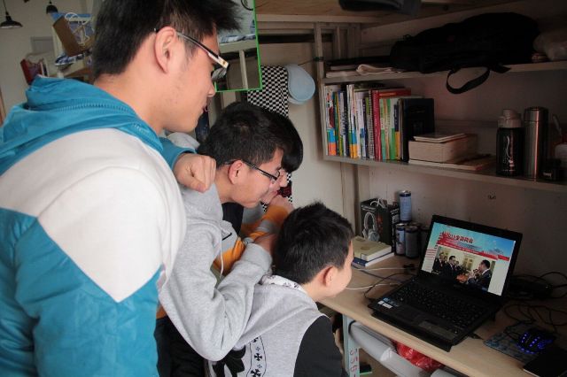 学院学子关注两会新闻 孙运景 摄影 学院学子关注两会新闻 孙运景 摄影