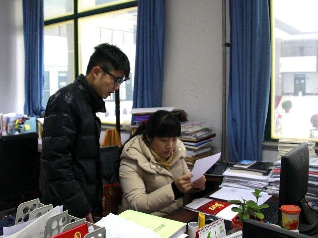 辅导员投入紧张工作 马静 摄影 辅导员投入紧张工作 马静 摄影
