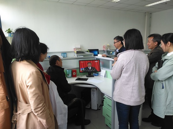 实验中心党支部在办公室观看直播 王丽飞提供 实验中心党支部在办公室观看直播 王丽飞提供
