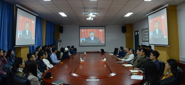学院班子成员和党支部书记代表、学生党员一起观看大会直播 魏孟吉摄影 学院班子成员和党支部书记代表、学生党员一起观看大会直播 魏孟吉摄影