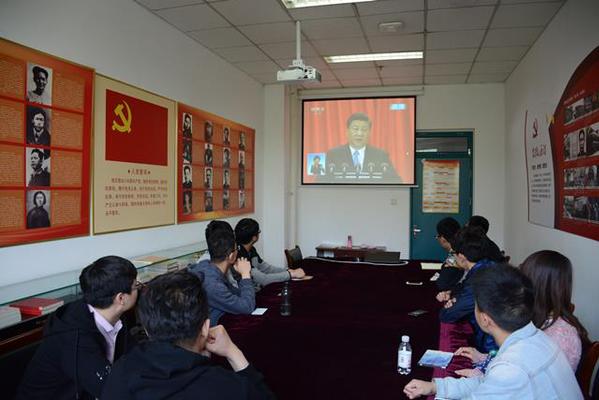 化工学院辅导员和学生党员在党员活动室观看大会直播 魏孟吉摄影 化工学院辅导员和学生党员在党员活动室观看大会直播 魏孟吉摄影