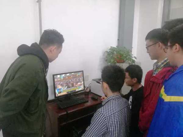 学院研究生在实验室观看直播 万娱摄影 学院研究生在实验室观看直播 万娱摄影