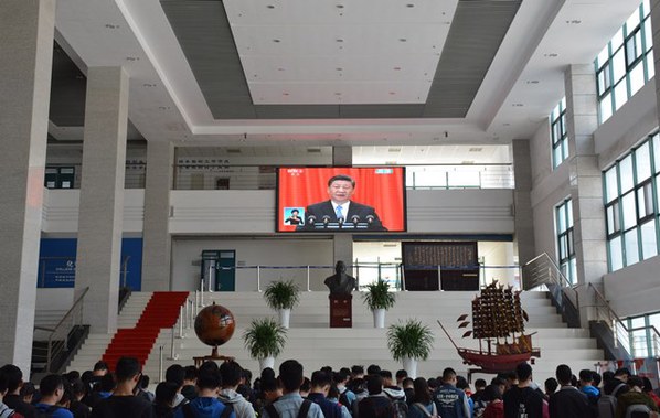 学院组织学生在工科楼A座大厅观看大会直播 魏孟吉摄影 学院组织学生在工科楼A座大厅观看大会直播 魏孟吉摄影