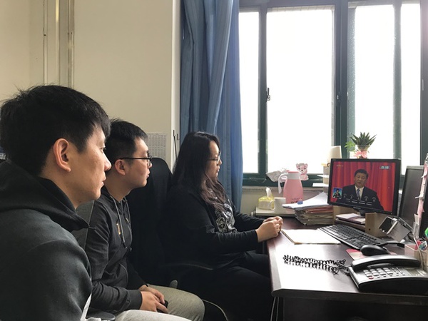 学院辅导员在办公室观看直播 刘伟摄影 学院辅导员在办公室观看直播 刘伟摄影