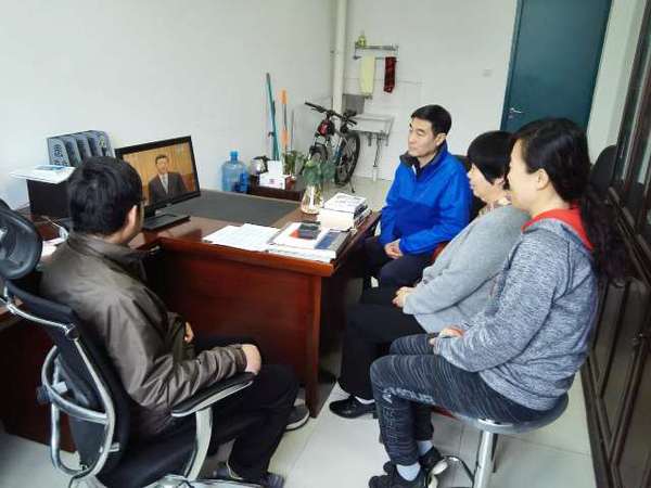 学院办公室党支部党员观看直播 唐艳凌提供 学院办公室党支部党员观看直播 唐艳凌提供