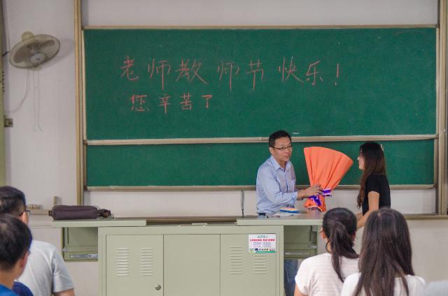 学生为石斌老师献花 学生为石斌老师献花