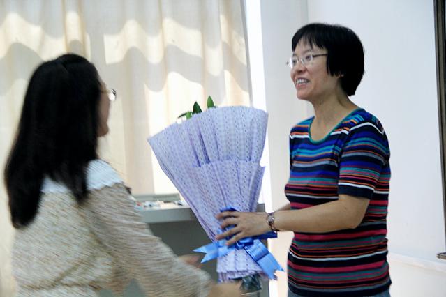 学生为张予辉老师献花 学生为张予辉老师献花