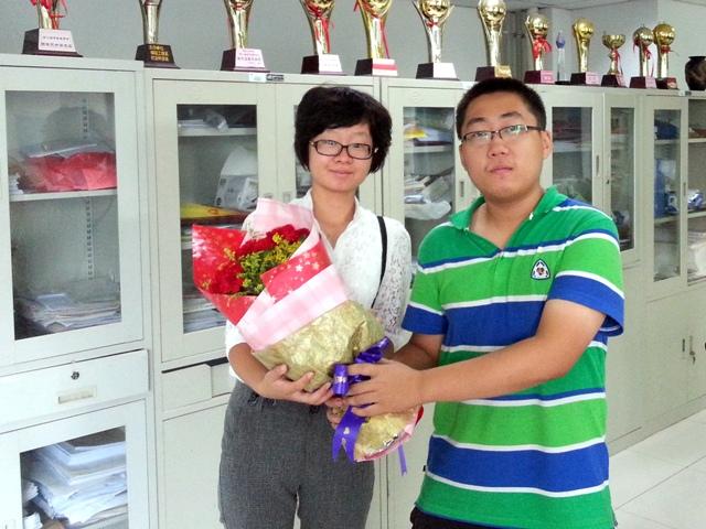 学生为辅导员老师献花 学生为辅导员老师献花