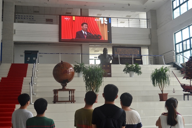 学院学生驻足观看大屏幕播放的庆祝中国人民解放军建军90周年大会 刘伟摄影 学院学生驻足观看大屏幕播放的庆祝中国人民解放军建军90周年大会 刘伟摄影