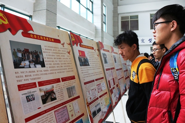 学院学生观看图文展 魏孟吉摄影 学院学生观看图文展 魏孟吉摄影